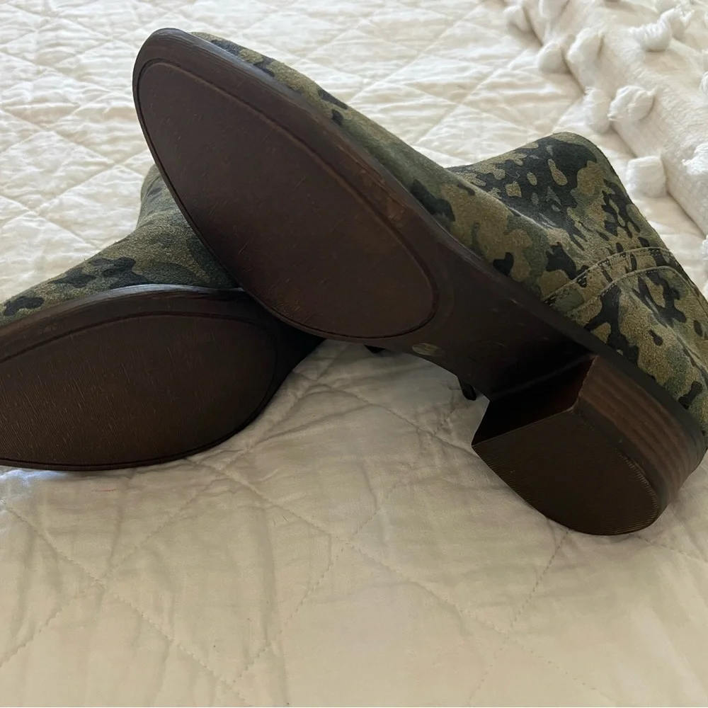 New Lucky Brand Camo print ankle booties - Picture 3 of 3